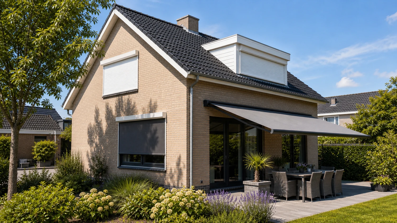 Woning met screen, rolluik en knikarmscherm op gevel en terras