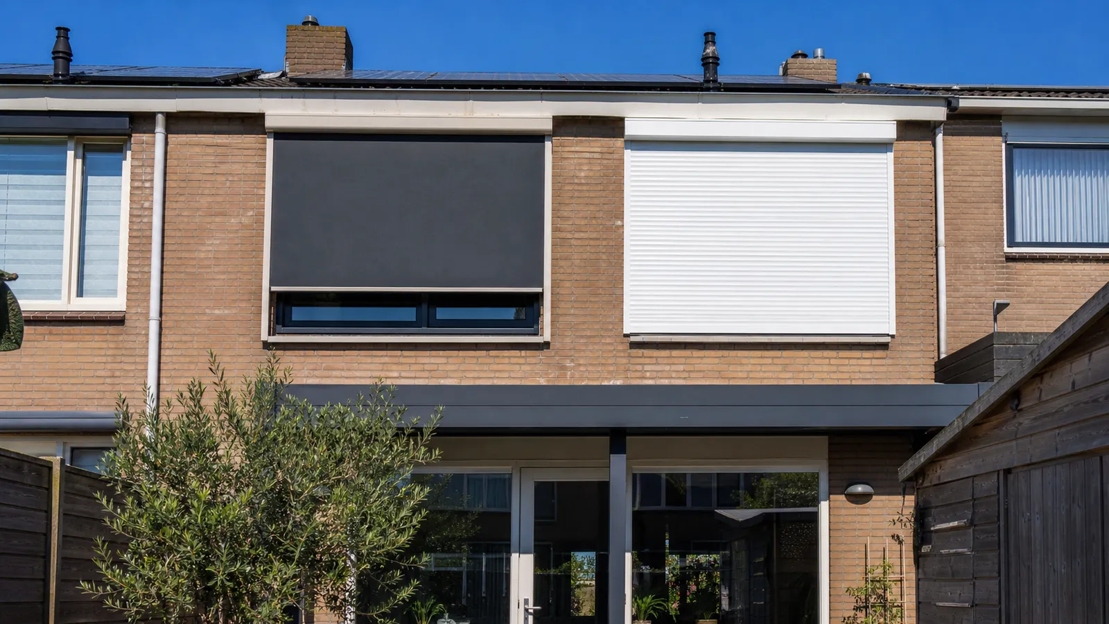 Vergelijking screen en rolluik op een moderne Nederlandse woning