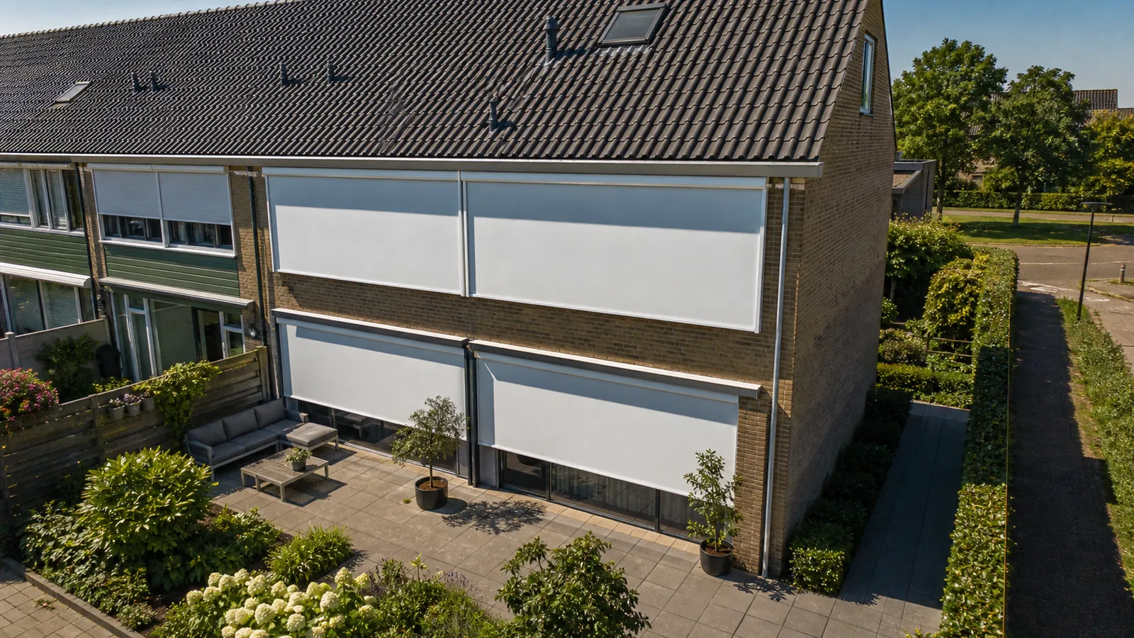 Screens volledig omlaag op een woning op het zuiden bij zomerweer